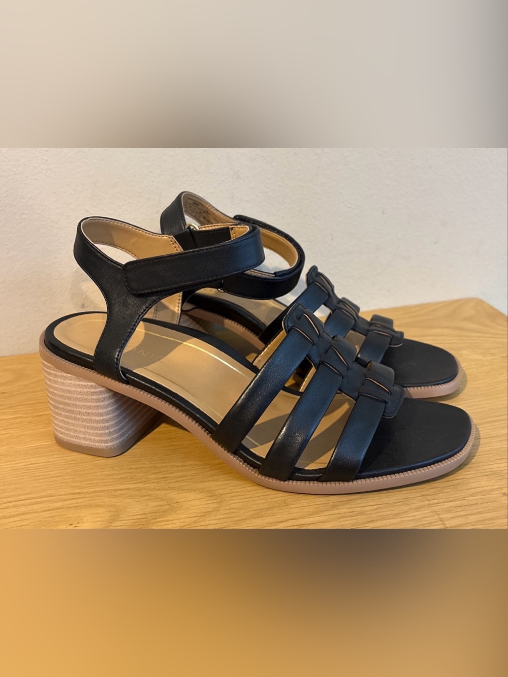 Vionic Maisy Women’s Heels Black Leather Strappy Sandals Sz 7 NEW